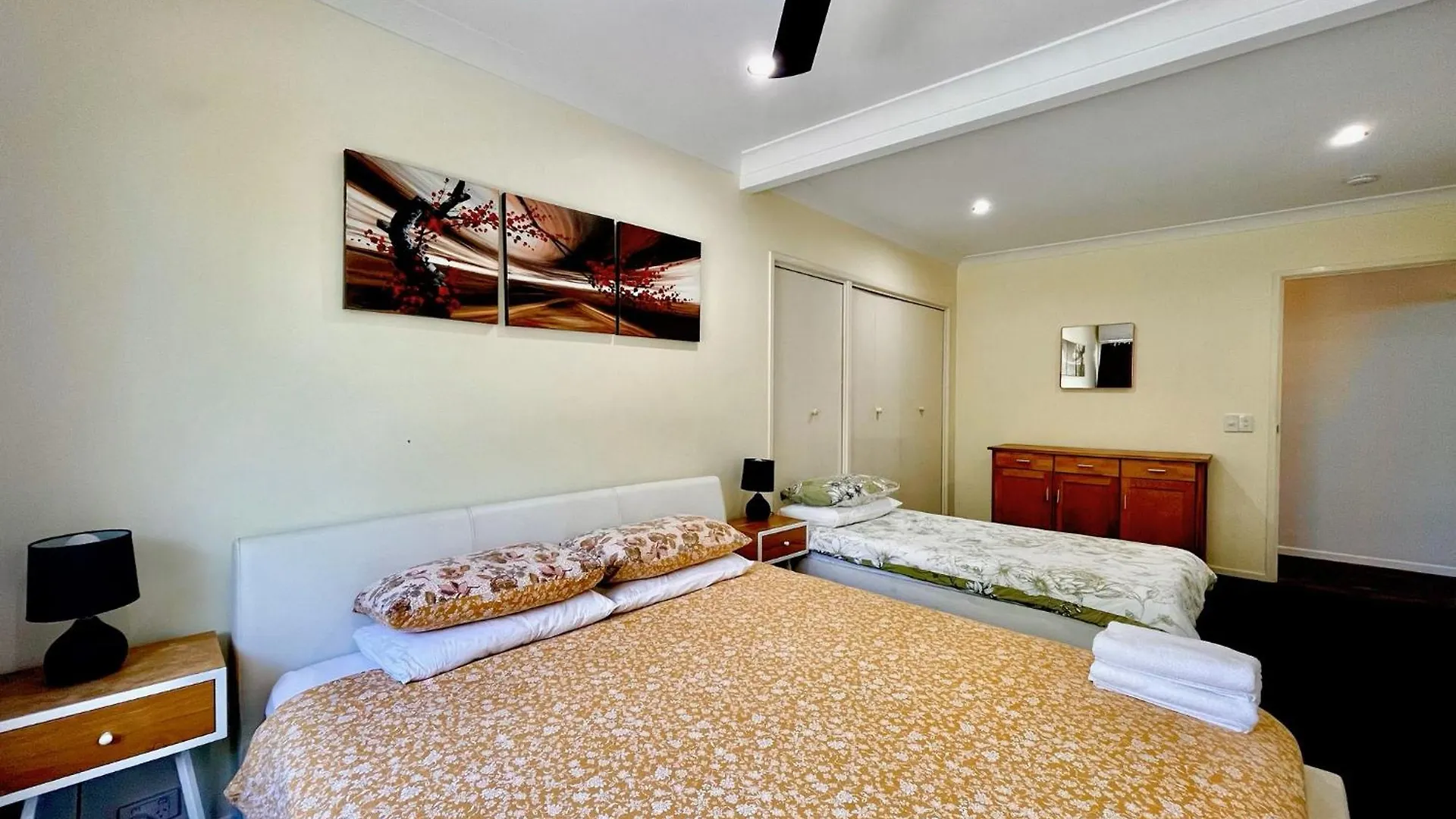 Spacious Hideaway Retreat, Brookfield, Brisbane Holiday home