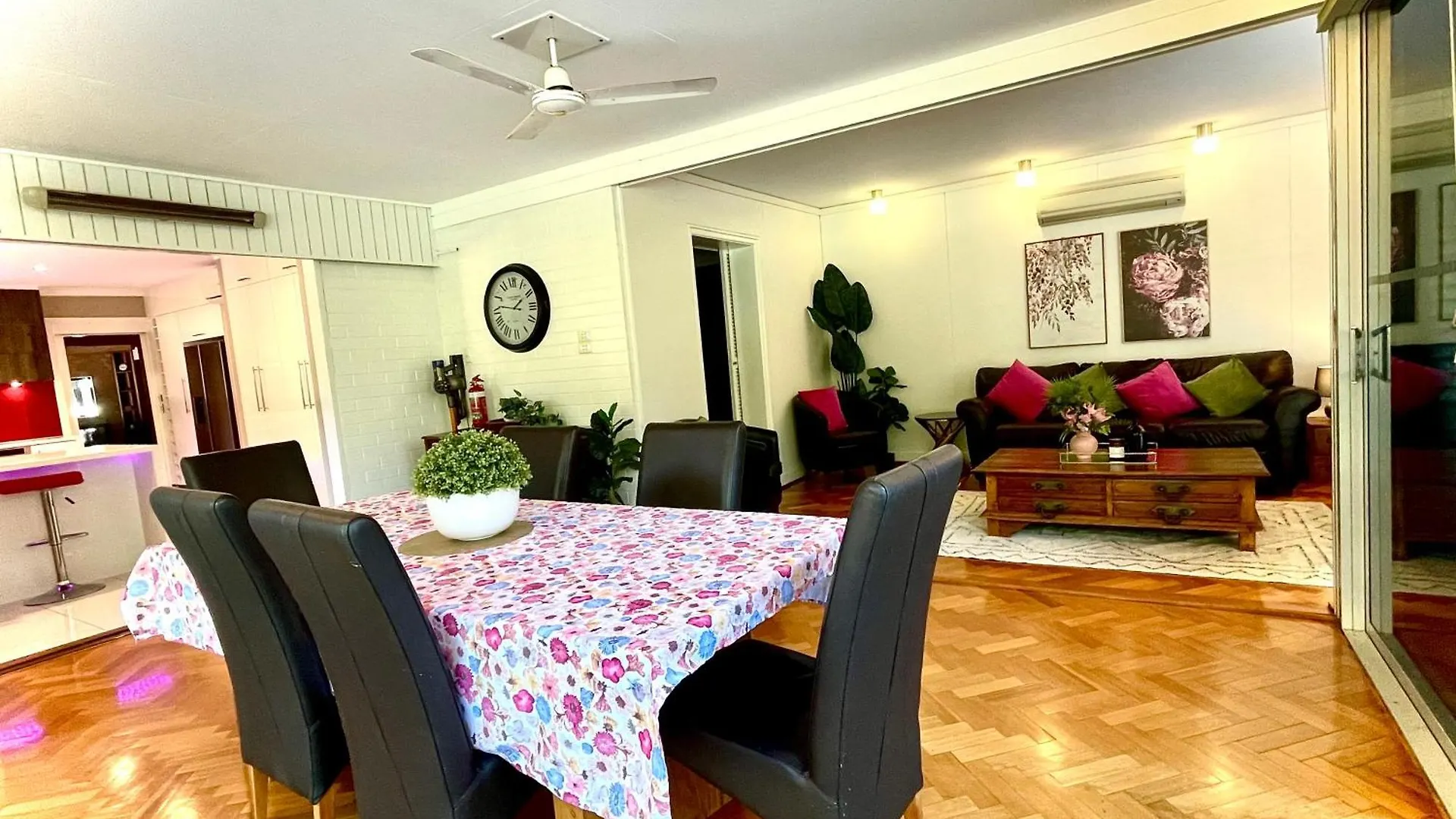 Spacious Hideaway Retreat, Brookfield, Brisbane Holiday home