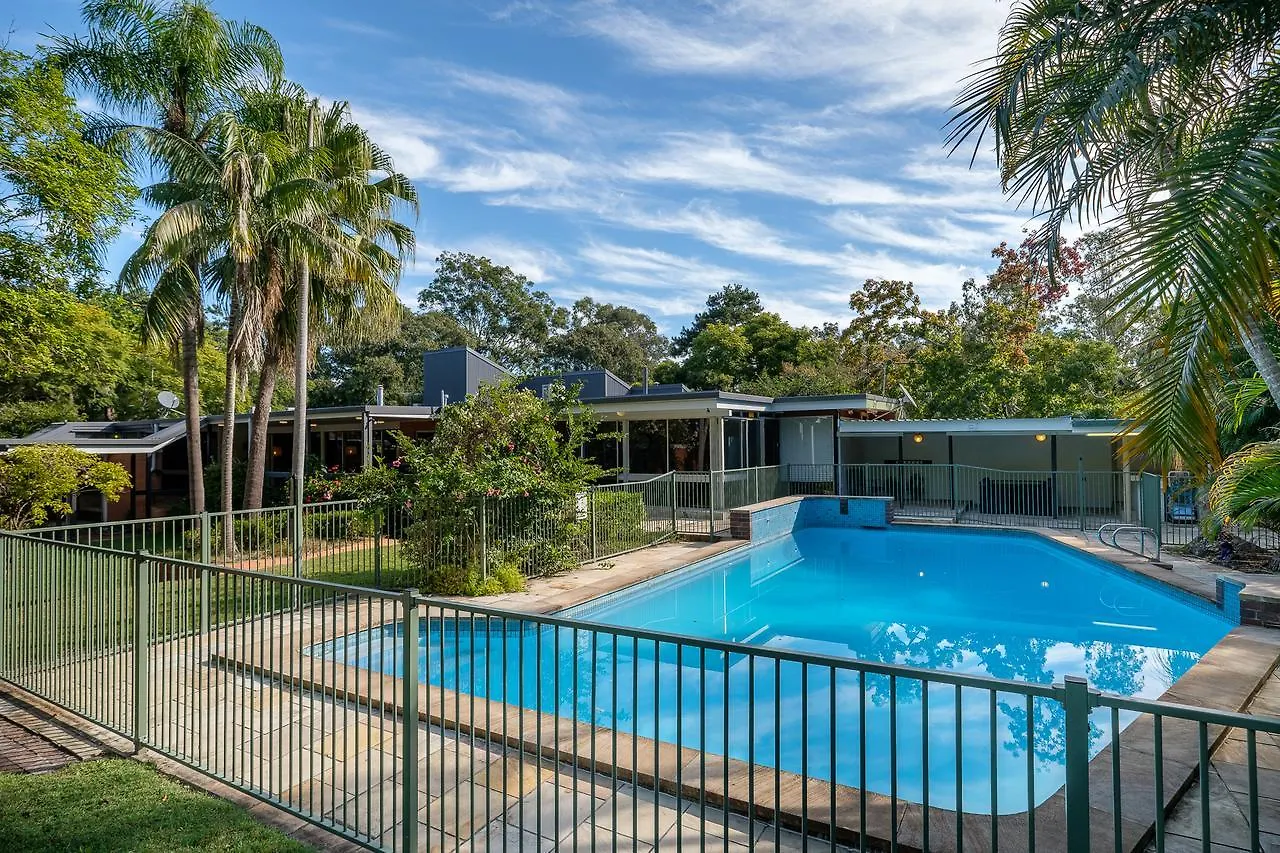 Spacious Hideaway Retreat, Brookfield, Brisbane Holiday home