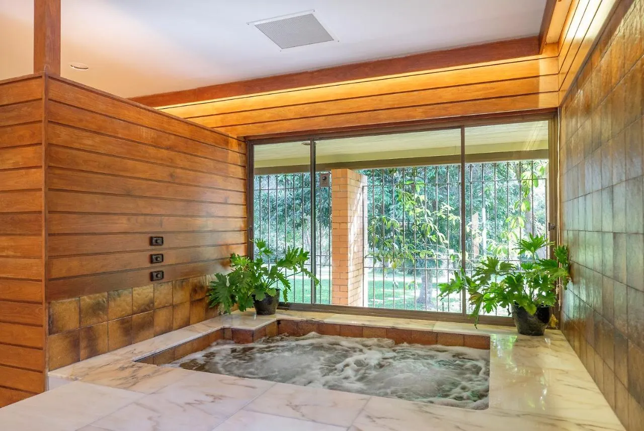 Spacious Hideaway Retreat, Brookfield, Brisbane Holiday home
