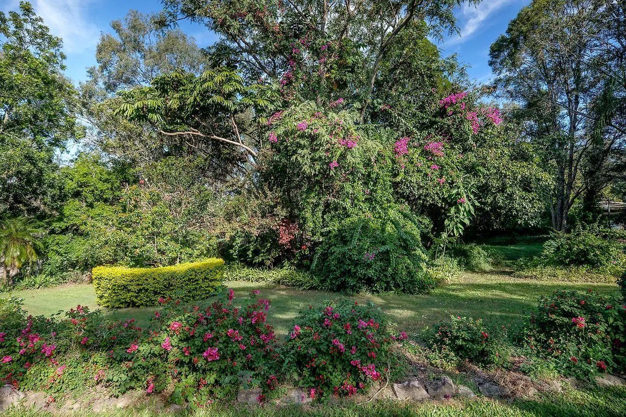 Spacious Hideaway Retreat, Brookfield, Brisbane Holiday home
