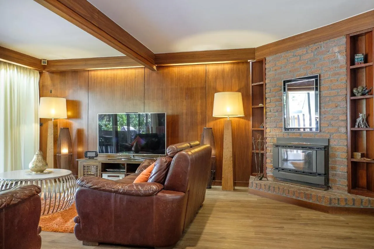 Spacious Hideaway Retreat, Brookfield, Brisbane