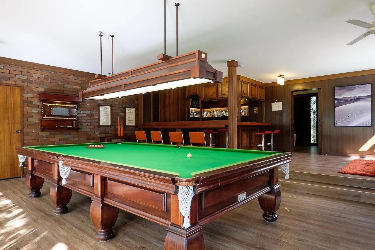Spacious Hideaway Retreat, Brookfield, Brisbane Holiday home
